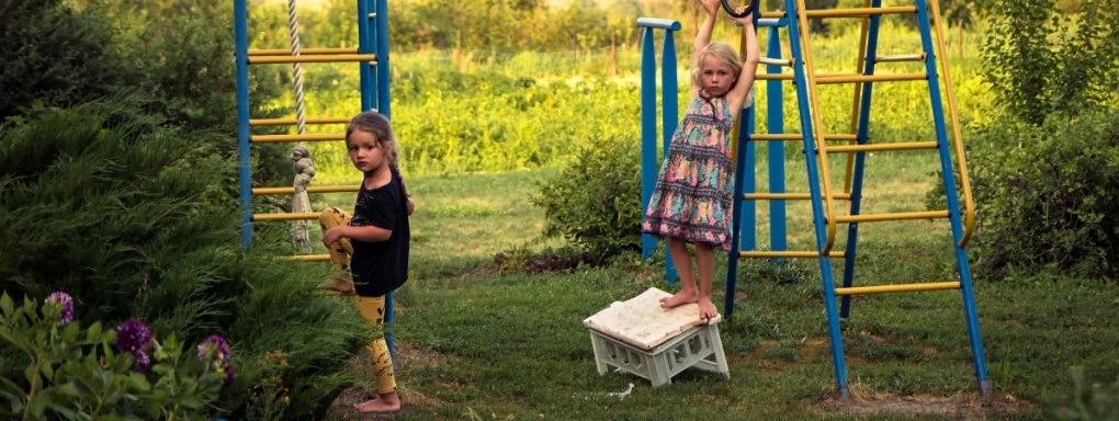 Bezpieczne miejsce dla dziecka w ogrodzie - jak urządzić przydomowy plac zabaw?